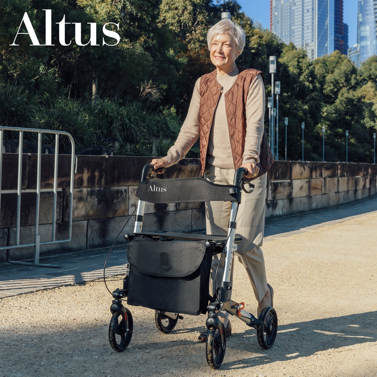 Altus 滚动助行器 移动辅助助行器 带座椅垫扶手靠背 Euro Walker 银色
