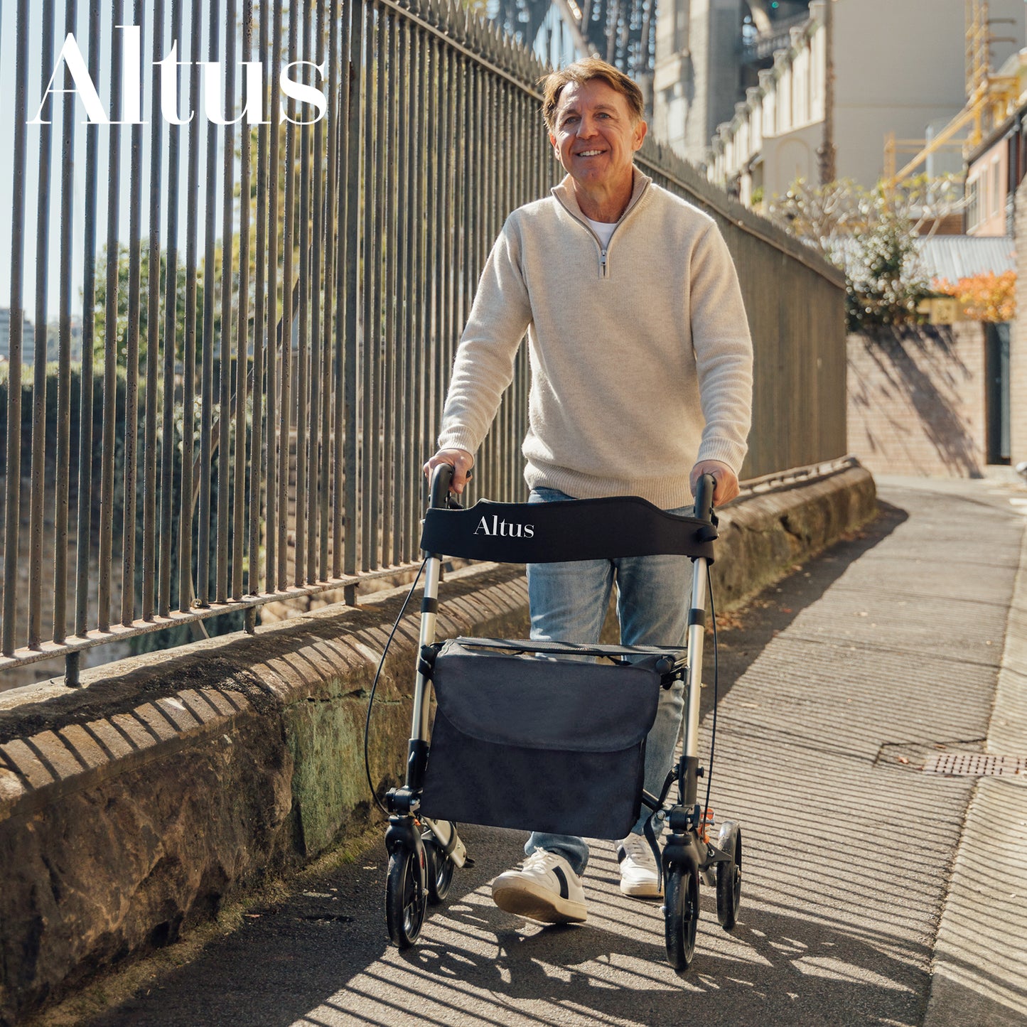 Altus 滚动助行器 移动辅助助行器 带座椅垫扶手靠背 Euro Walker 银色