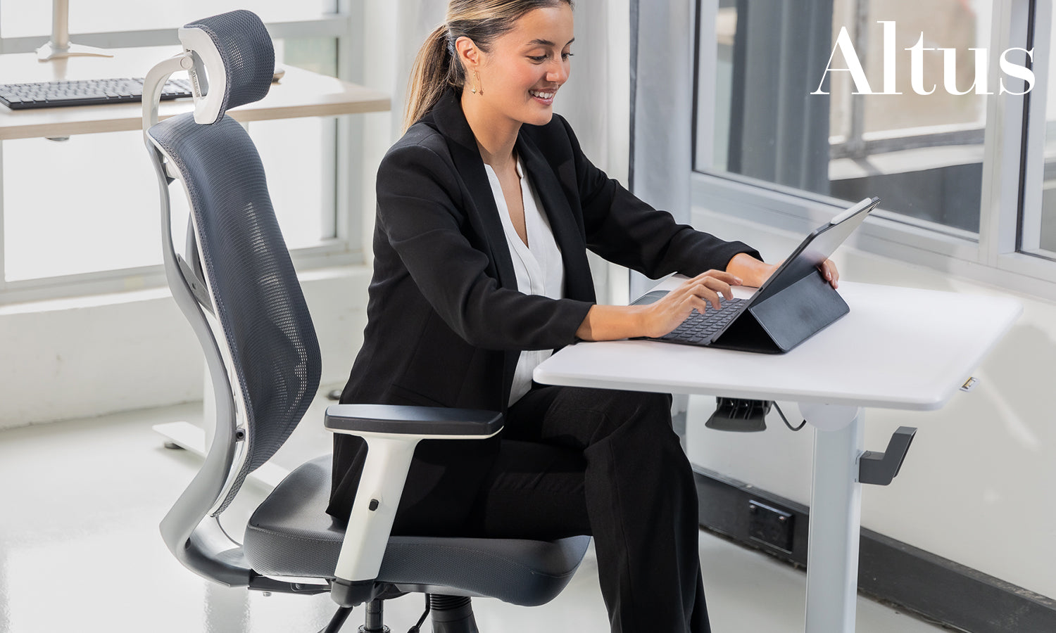 ALWTFA103_Deluxe_ _Adjustable_Desk_feature_1