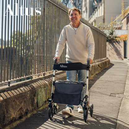 Altus 滚动助行器 移动辅助助行器 带座椅垫扶手靠背 Euro Walker 银色