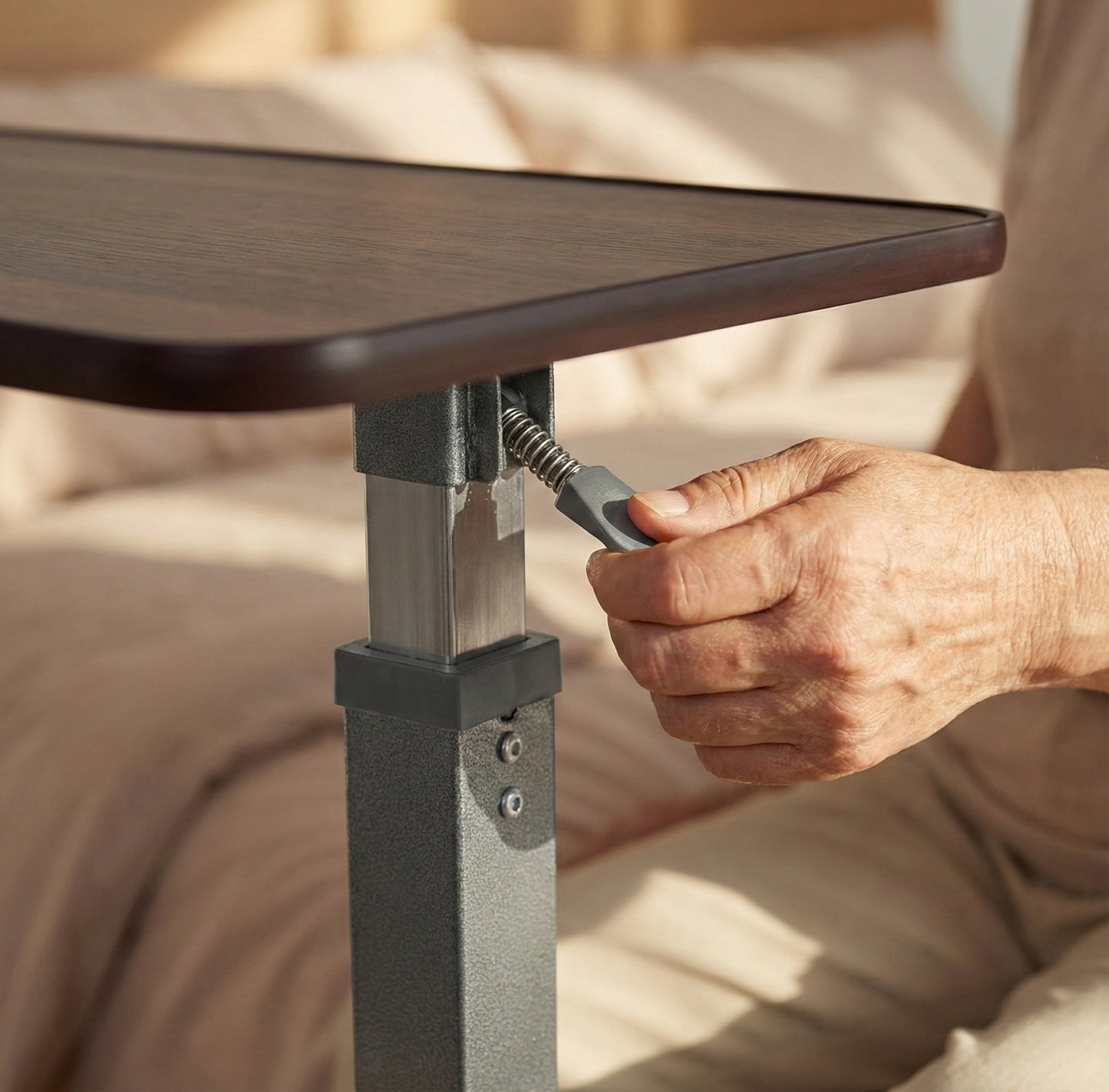 Altus 床上桌 – 燃气升降机构钢框架层压板顶部胡桃木