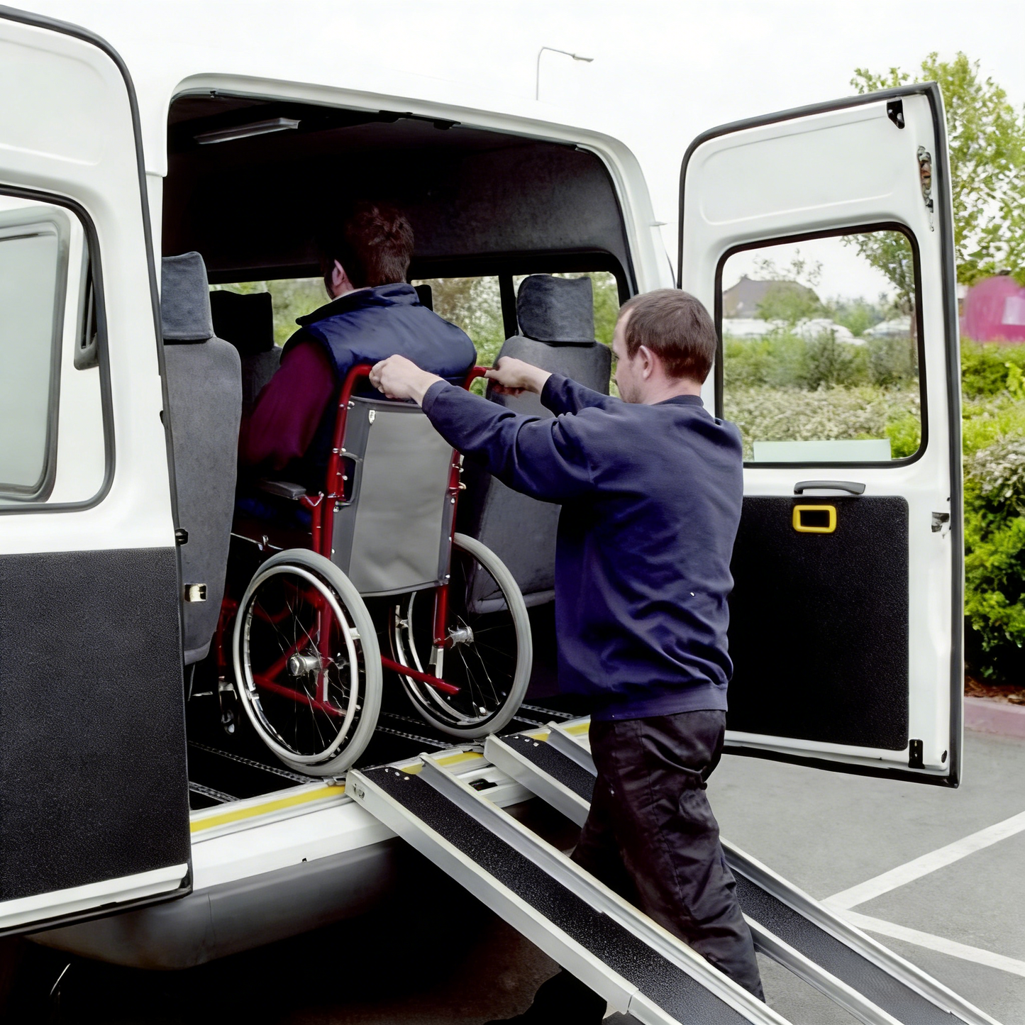 Altus 便携式轮椅坡道 铝制折叠式残疾人坡道 防滑表面 双防滑端 承重能力 270 公斤/600 磅 2 英尺